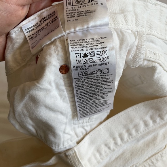 White Levi’s shorts - Picture 4 of 4